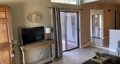 Newly Renovated Two-Story Townhouse w/Two Car Garage Close to the Mountains