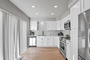 Kjøleskap, mikrobølgeovn, ovn og kokeplater