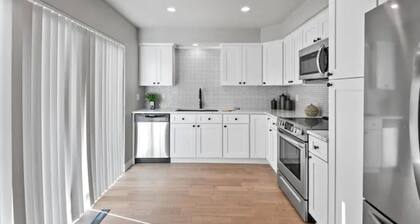 Newly Renovated Two-Story Townhouse w/Two Car Garage Close to the Mountains