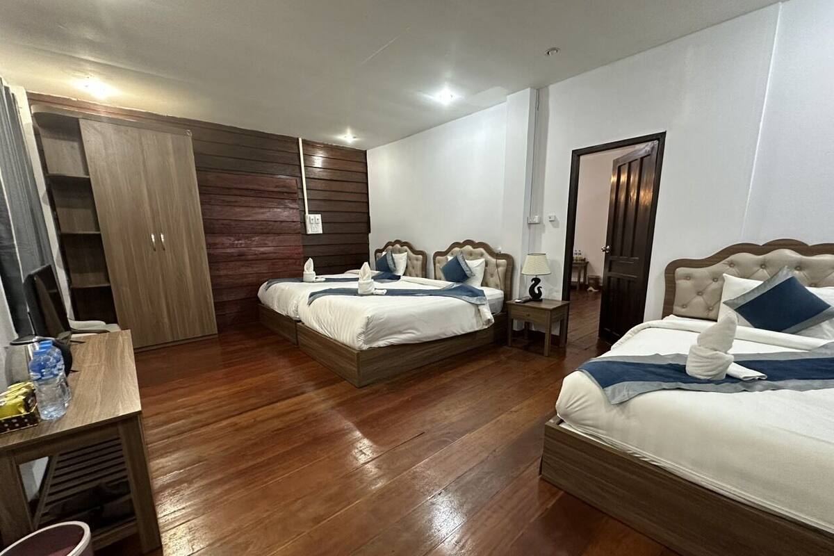 Connecting Room with Balcony | Escritorio y ropa de cama