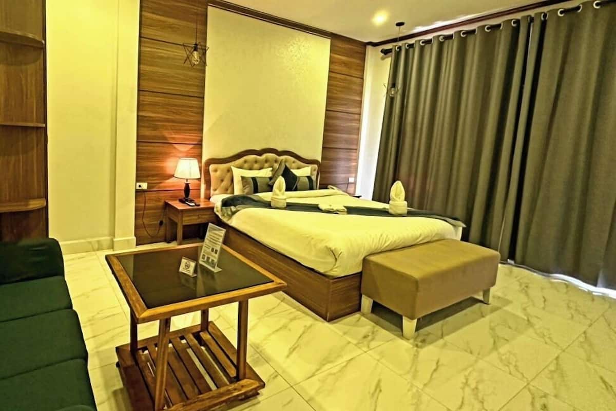 Deluxe Double Room | Escritorio y ropa de cama