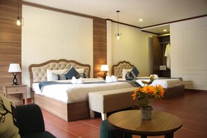 华丽三人房 | 办公桌、床单