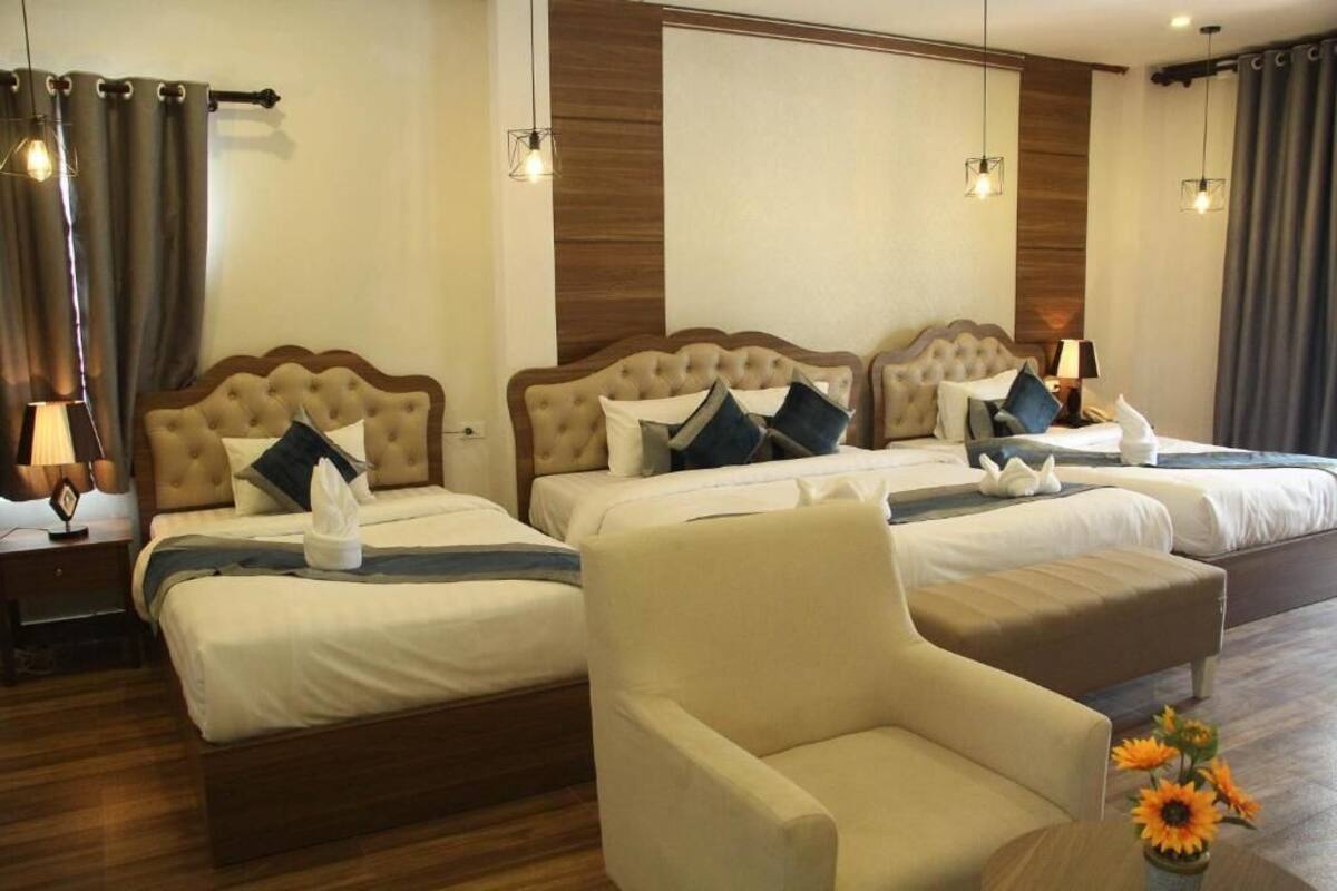 Deluxe Family Room | Escritorio y ropa de cama