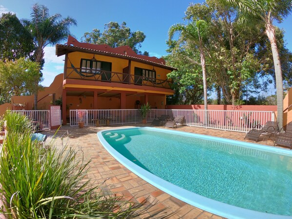 Outdoor pool, sun loungers - Pousada Beleza Pura (Garopaba)