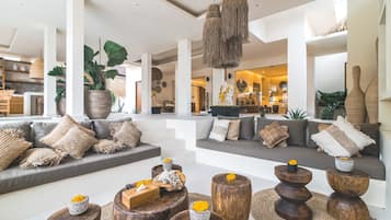 Vila básica, várias camas | Sala de estar | TV 50 polegadas com canais digitais, serviços de streaming