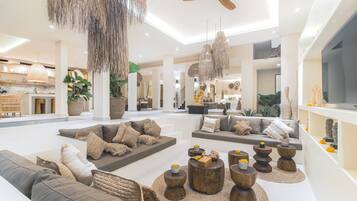 Vila básica, várias camas | Sala de estar | TV 50 polegadas com canais digitais, serviços de streaming