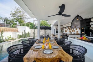 Basic Villa, Multiple Beds | Dining