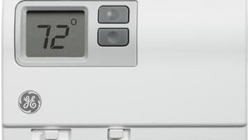 Termostato GE con pantalla digital que muestra 72 grados, dos botones y etiquetas que indican 'Enfriar Calentar' y 'Automático # Encendido'.