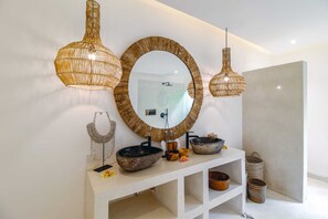 Villa básica, 1 cama King size | Baño | Regadera, amenidades de baño gratuitas, secadora de cabello, bidet