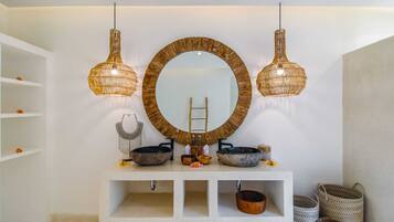 Basic Villa, 1 King Bed | Interior