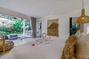 Villa básica, 1 cama King size | 1 habitación, caja de seguridad en la habitación y escritorio