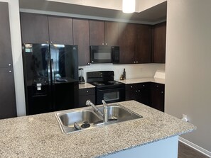Oven - Luxury  condo with pool (Houston)