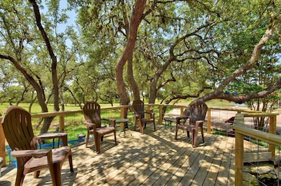Lonesome Dove - Spacious Log Cabin on 8 Acres, Ample Outdoor Amenities