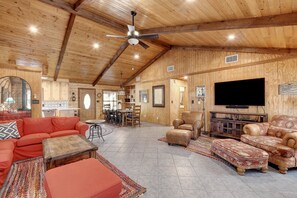 Smart TV - Lonesome Dove - Spacious Log Cabin on 8 Acres, Ample Outdoor Amenities (Wimberley)