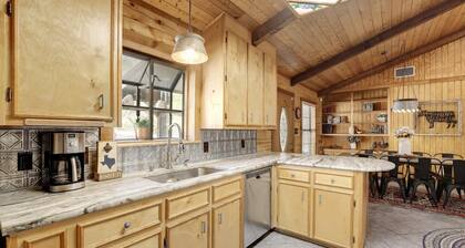 Lonesome Dove - Spacious Log Cabin on 8 Acres, Ample Outdoor Amenities