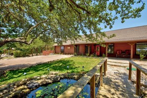 Terrace/patio - Lonesome Dove - Spacious Log Cabin on 8 Acres, Ample Outdoor Amenities (Wimberley)
