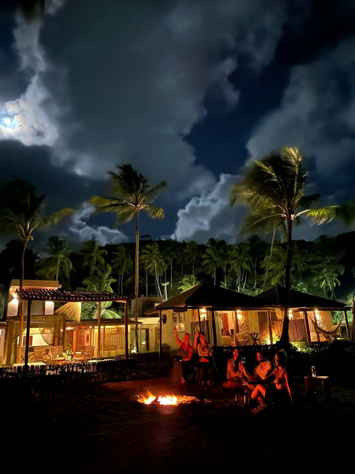 Trên bãi biển, cát trắng, ghế dài tắm nắng, dù trên bãi biển 