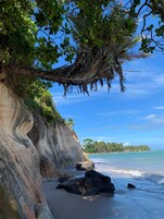 在海滩、白沙、沙滩椅、海滩遮阳伞
