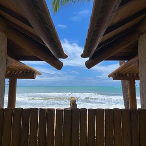 On the beach, white sand, sun loungers, beach umbrellas - Joju Bangalôs & Bistrô (Japaratinga)