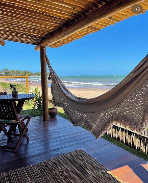 Honeymoon Cabin | Minibar, in-room safe, desk, laptop workspace - Joju Bangalôs & Bistrô (Japaratinga)