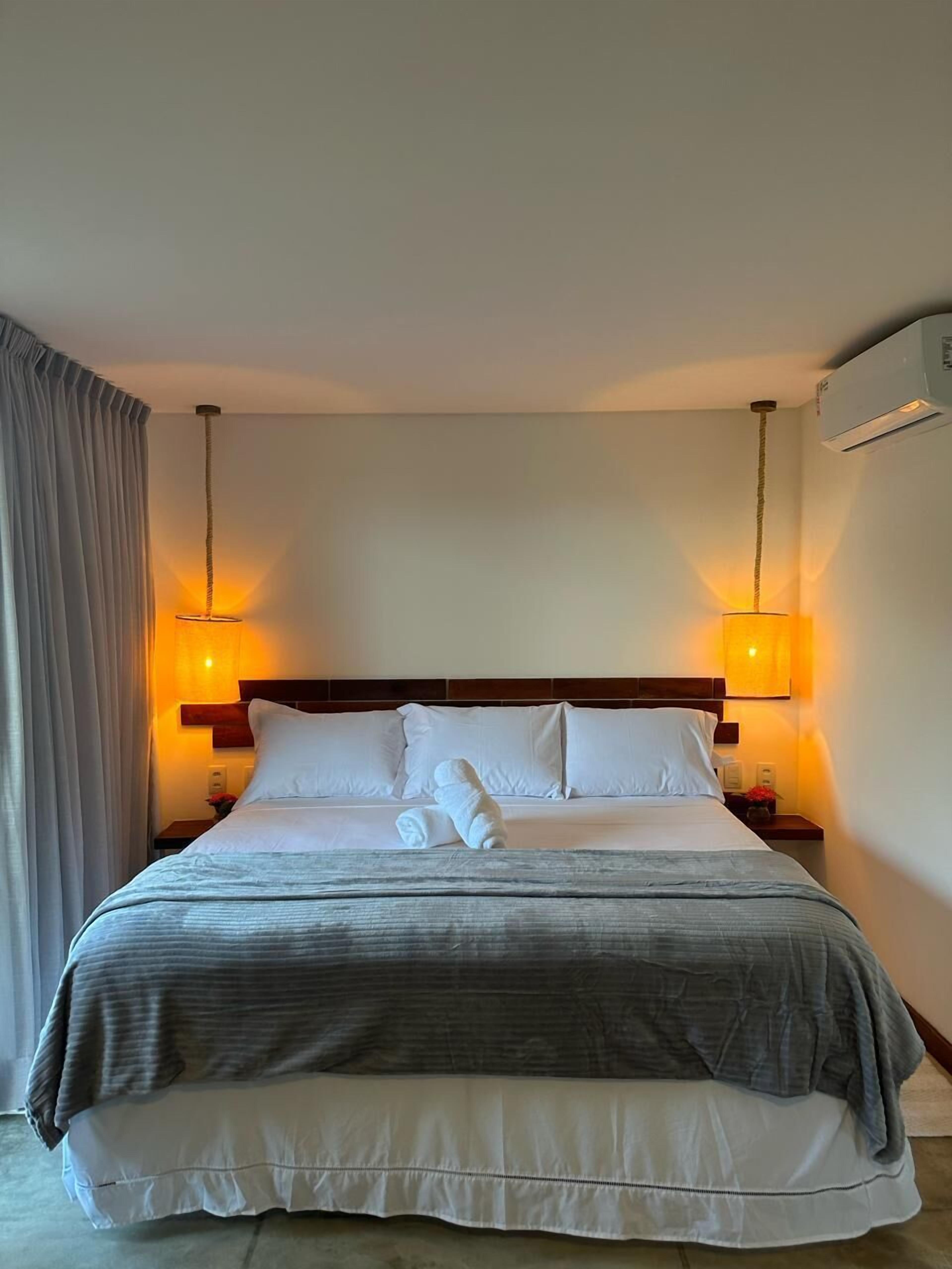 ميني بار وخزنة داخل الغرفة ومكتب ومساحة عمل للكمبيوتر المحمول