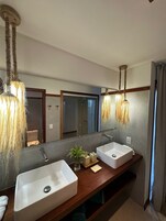 Ducha, bidet, toallas, jabón