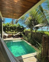 Minibar, caja de seguridad en la habitación y escritorio 