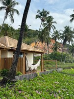 Honeymoon Cabin | Minibar, in-room safe, desk, laptop workspace