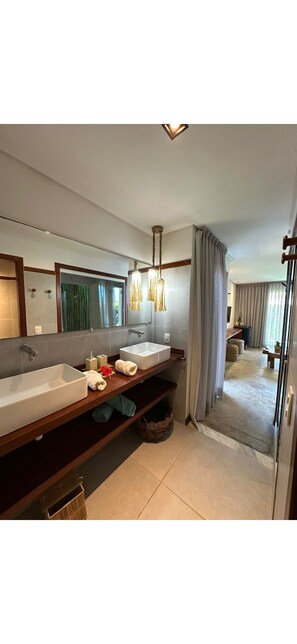Luxury Room | Minibar, in-room safe, desk, laptop workspace - Joju Bangalôs & Bistrô (Japaratinga)
