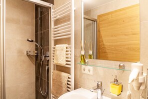 Dusche, Haartrockner, Handtücher