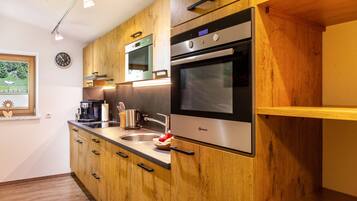 Geladeira, micro-ondas, fogão, cooktop