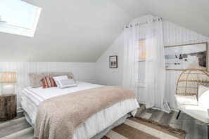 3 bedrooms, desk, iron/ironing board, free WiFi