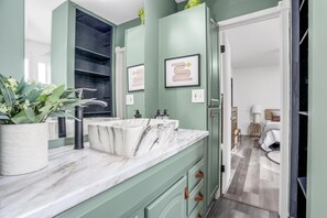 Combined shower/bathtub, hair dryer, towels, soap