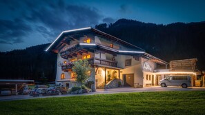 Exterior - Apartment 'Haus Marchegg - Edelweiß' with Mountain View (Tux)