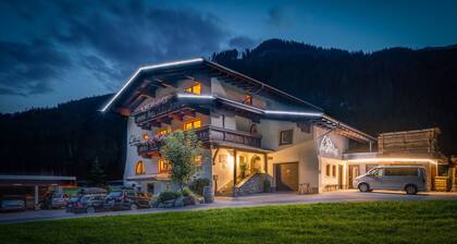 Appartement de vacances 'Haus Marchegg - EdelweiĂ' avec vue sur la montagne, balcon et Wi-Fi