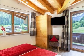 2 bedrooms, free WiFi, bed sheets - Apartment 'Haus Marchegg - Edelweiß' with Mountain View (Tux)