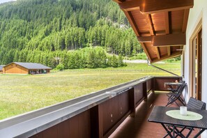 Outdoor dining - Apartment 'Haus Marchegg - Edelweiß' with Mountain View (Tux)