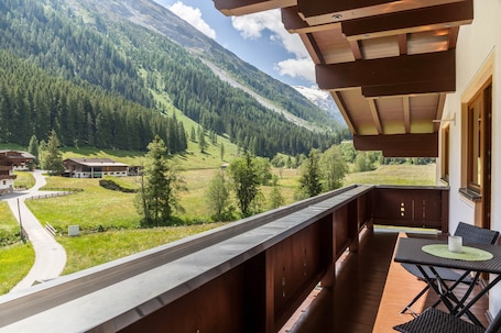 Outdoor dining. Apartment 'Haus Marchegg - Steinbock' with Mountain Views