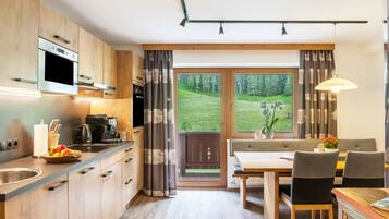 冷蔵庫、電子レンジ、オーブン、コンロ