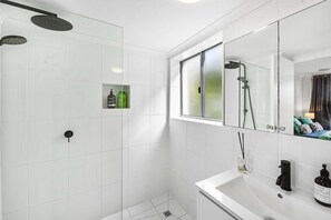 淋浴设施、吹风机、毛巾