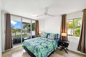 3 bedrooms, iron/ironing board, free WiFi, bed sheets - Moments from the Beach, Sunrise Beach (Sunrise Beach)