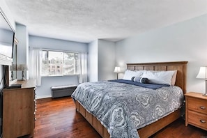 A bedroom with a wooden bed, a bench, a nightstand, and a dresser. - 2 Bed, 2.5 Bath Lake Murray Townhouse Loaded With Amenities! (La Mesa)