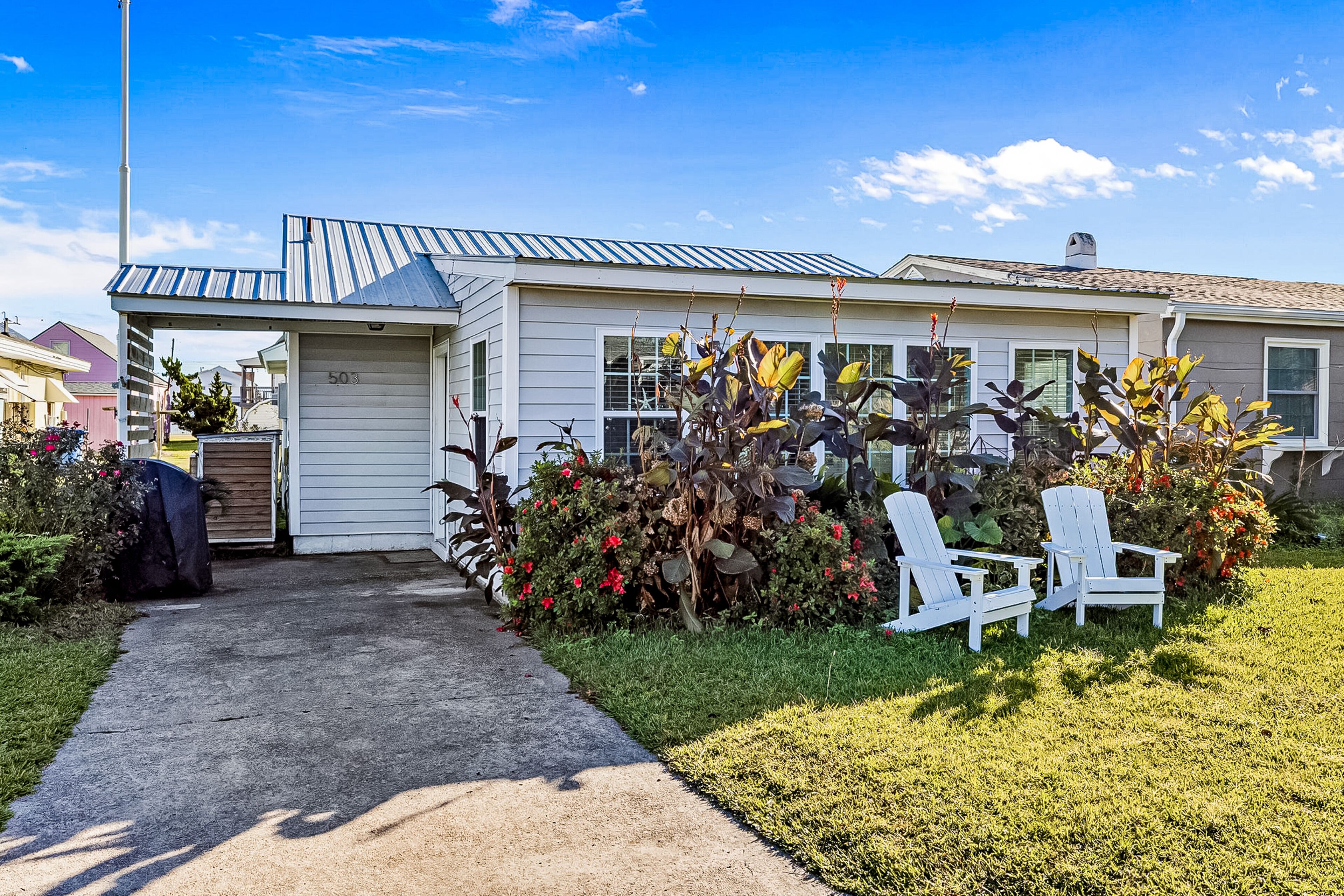 Dog-friendly cottage minutes to beach with patio, grill, washer/dryer, & AC