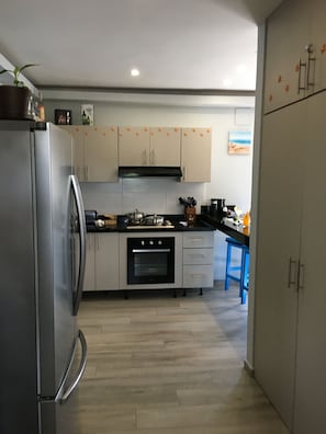 Refrigerador, microondas, horno y parrilla de estufa