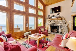 TV, fireplace, offices - Stone Ledge Refuge with Valley Views (Rising Fawn)