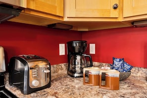 Wasserkocher mit Kaffee-/Teezubehör, Kühlschrank, Mikrowelle, Ofen
