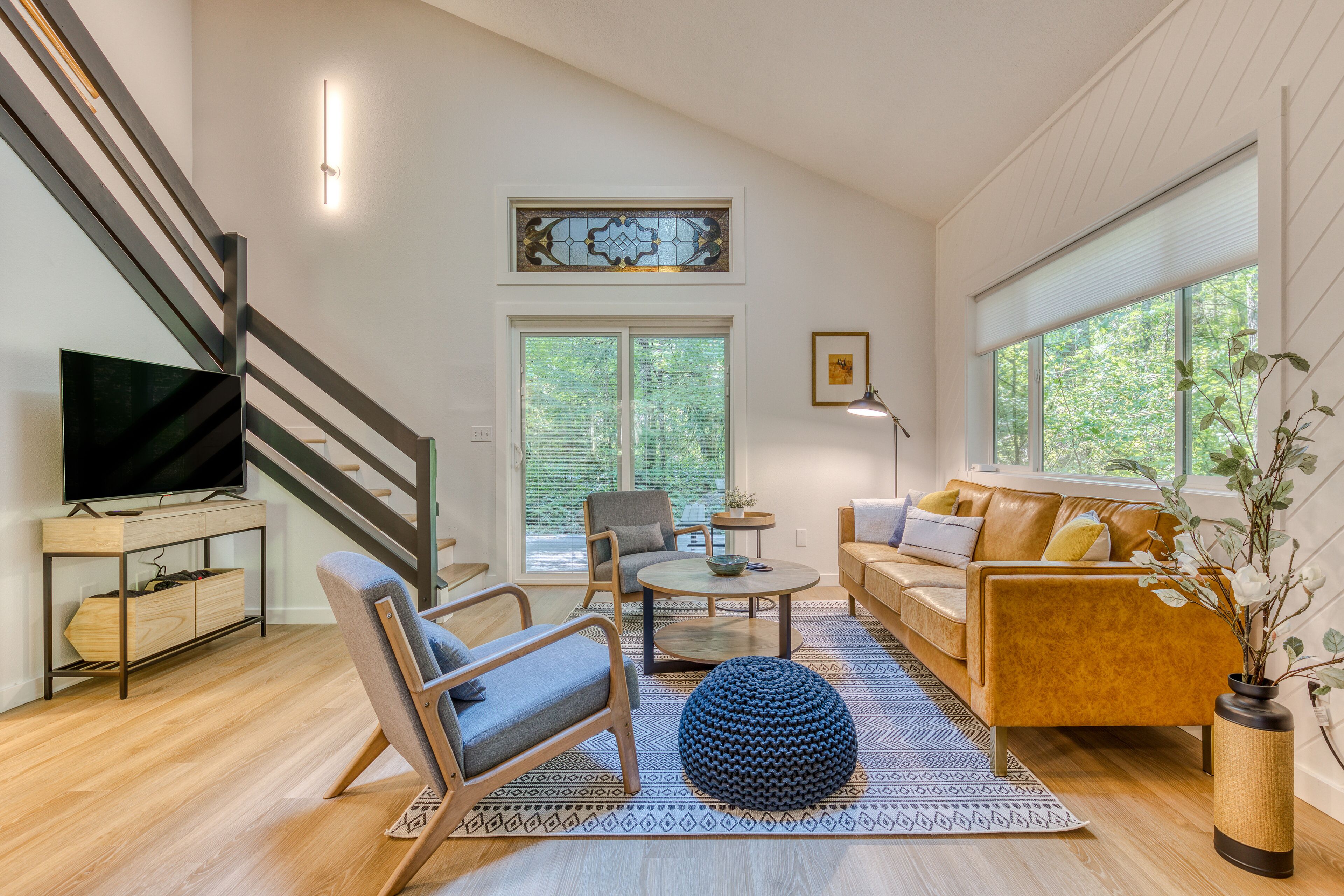 Woodsy home on 1.5 acres - private hot tub, fireplace, WiFi, W/D - dog-friendly