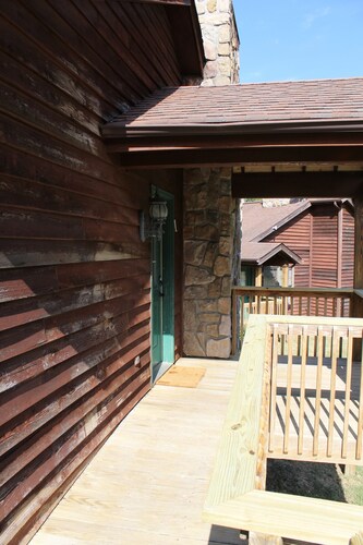 Stones Throw from Giant City Park, Wineries, Hiking, Biking, Hunting and more.