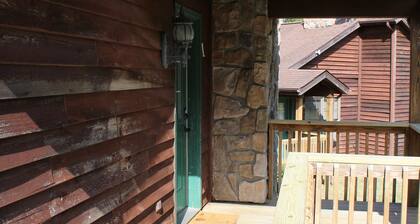 Stones Throw from Giant City Park, Wineries, Hiking, Biking, Hunting and more.