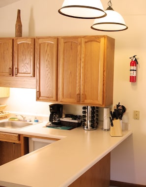 Fridge, microwave, coffee/tea maker, toaster - Stones Throw from Giant City Park, Wineries, Hiking, Biking, Hunting and more. (Makanda)